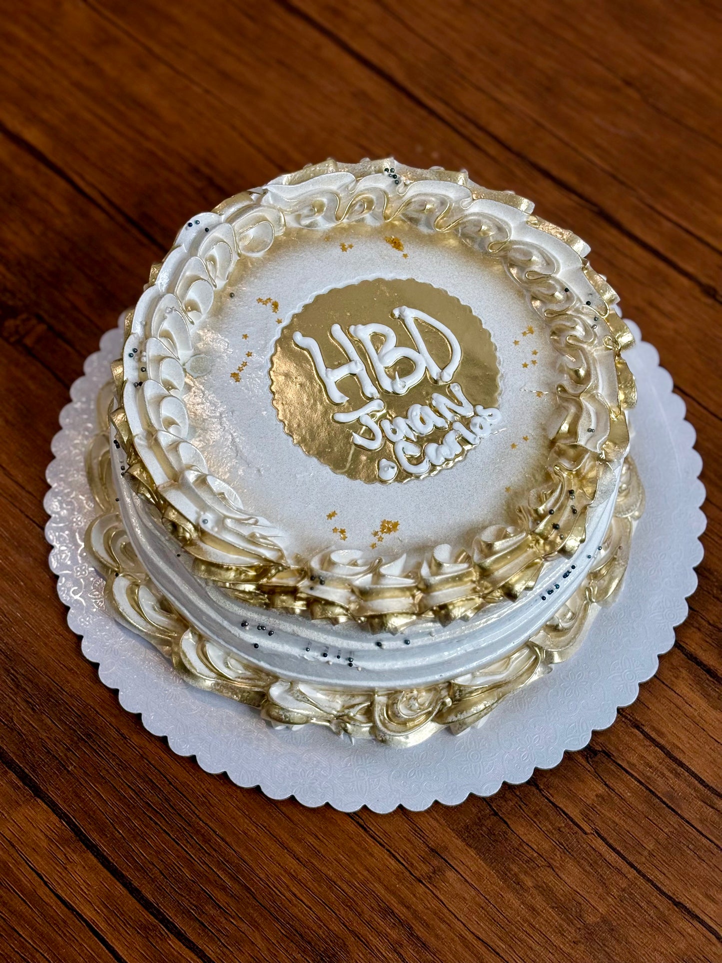 Bizcocho Dominicano Tradicional | Blanco y Dorado (15-20 Personas)