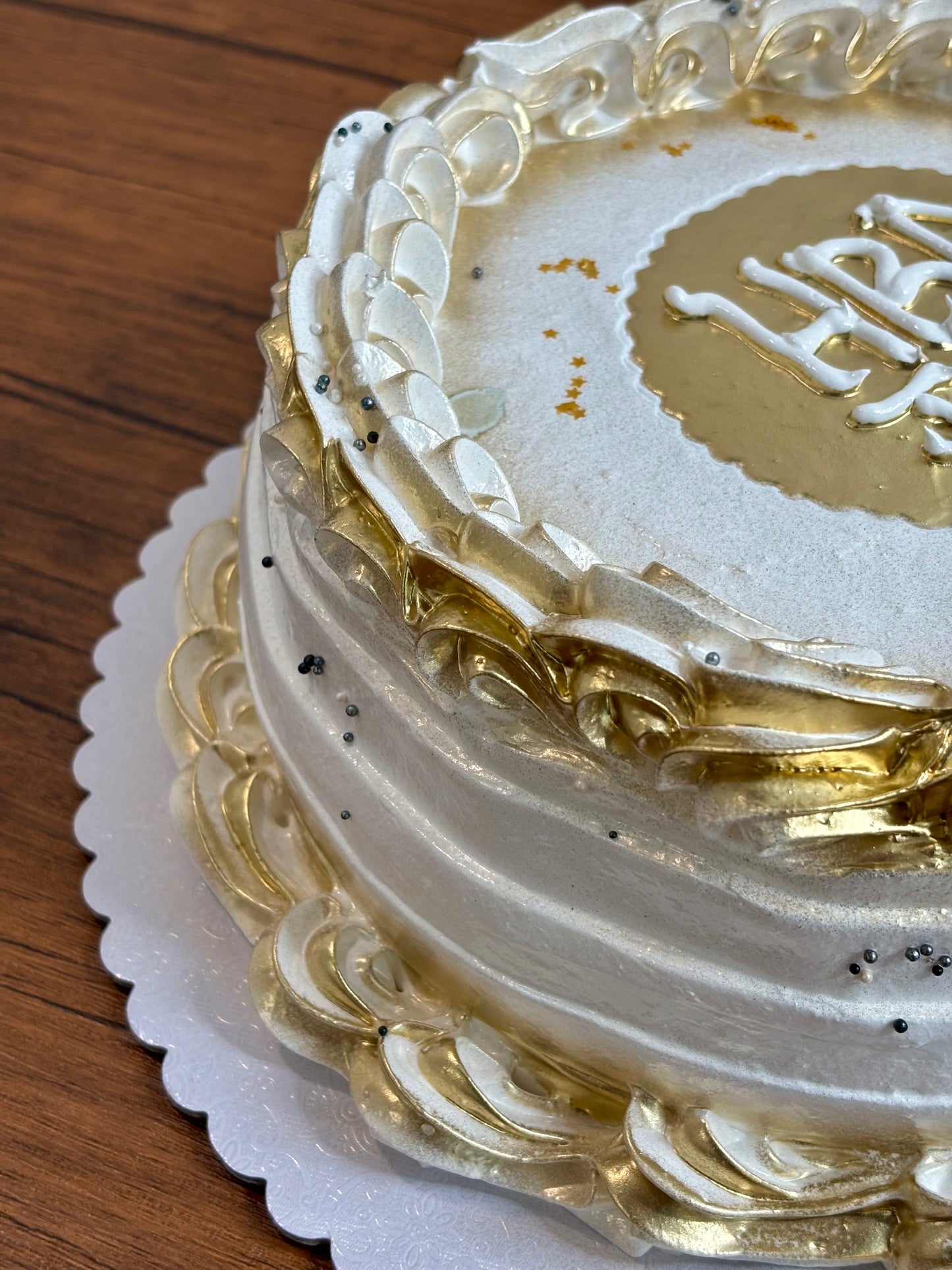 Bizcocho Dominicano Tradicional | Blanco y Dorado (15-20 Personas)