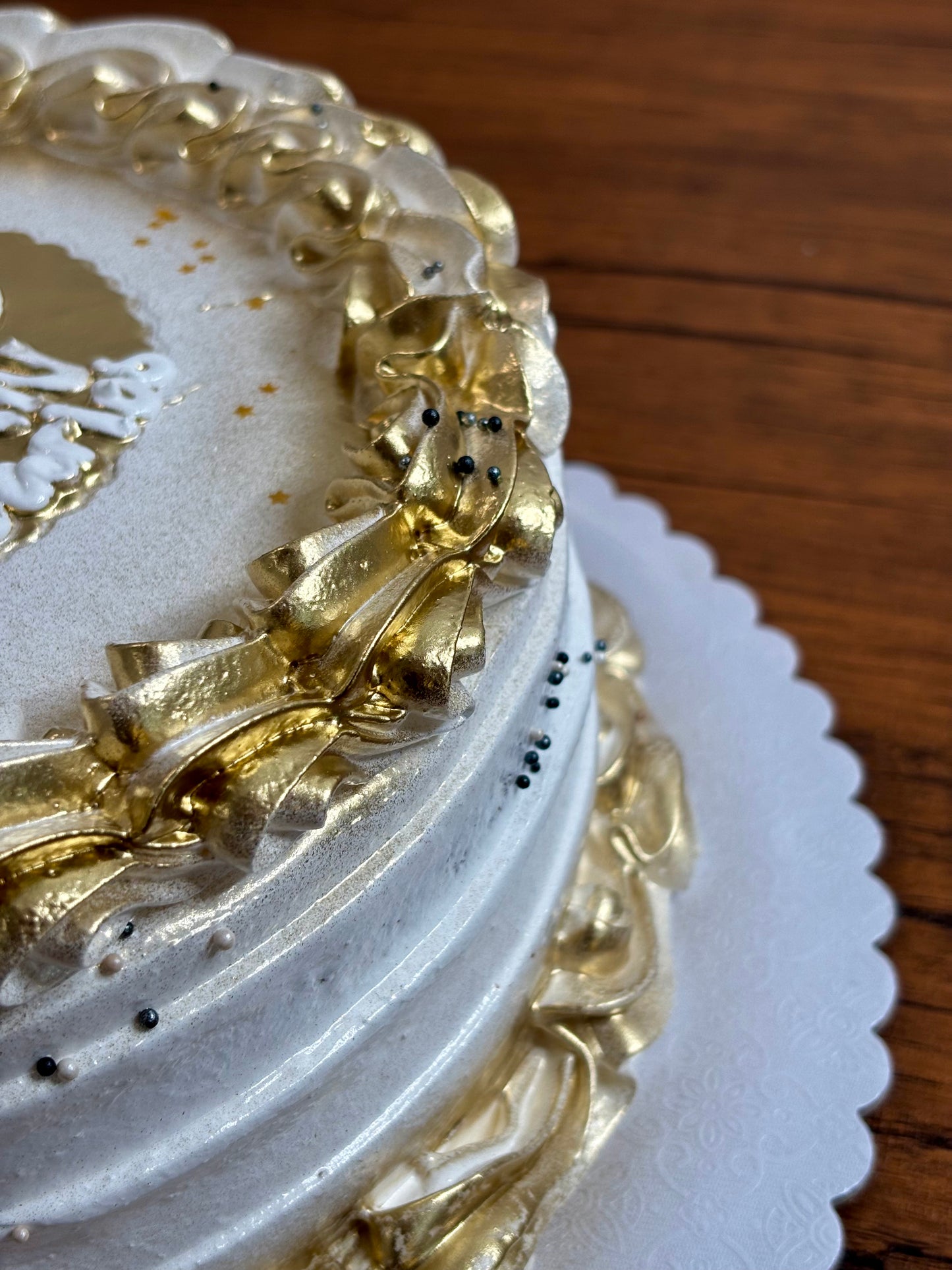 Bizcocho Dominicano Tradicional | Blanco y Dorado (15-20 Personas)
