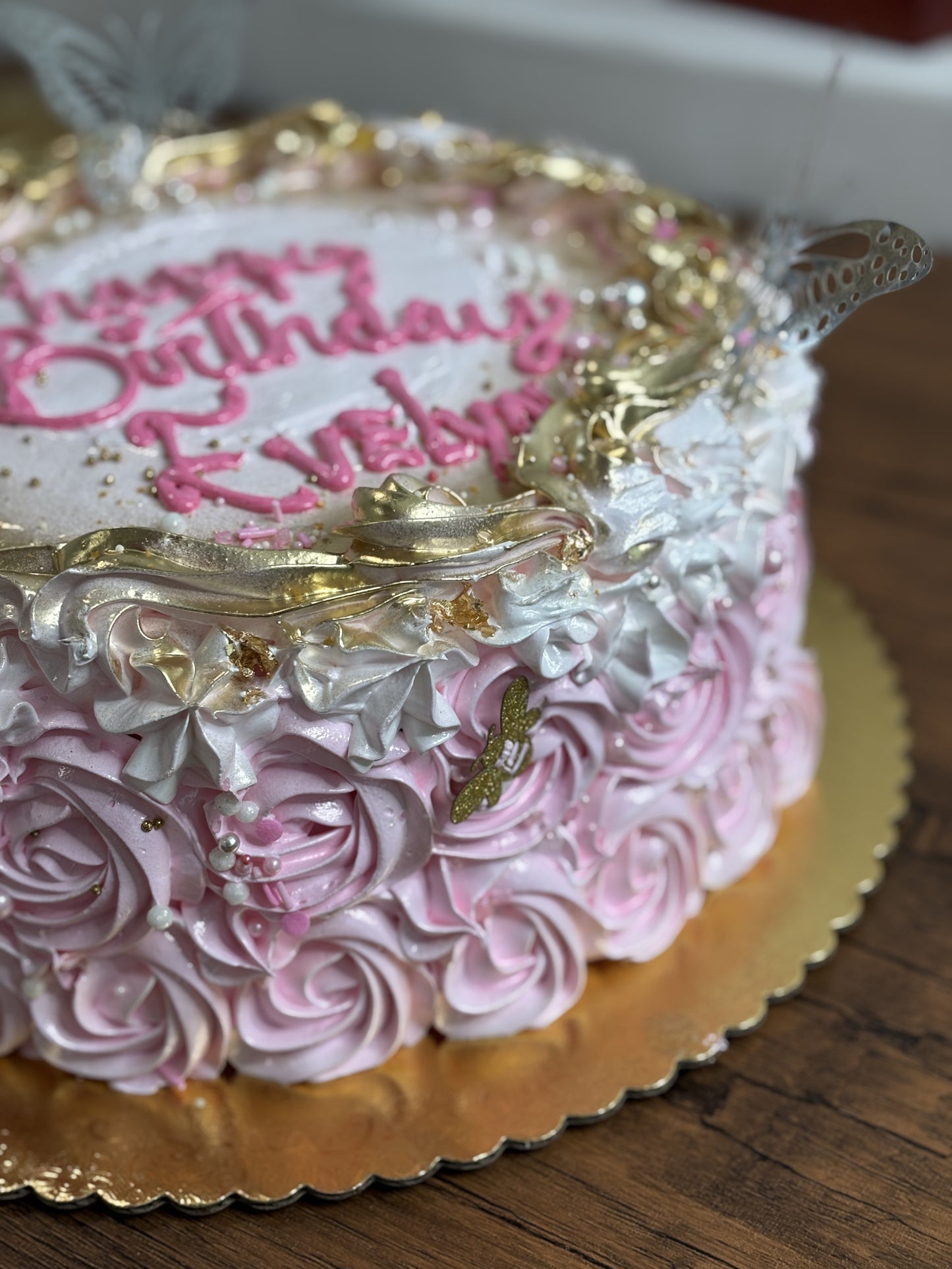 White & Gold Cake | Pink Details & Roses - Traditional Dominican Cake