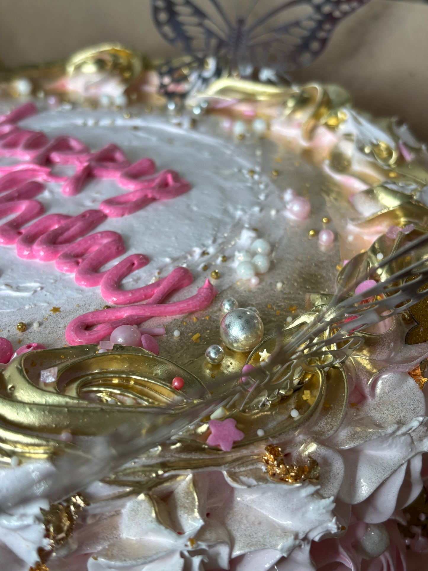 White & Gold Cake | Pink Details & Roses - Traditional Dominican Cake